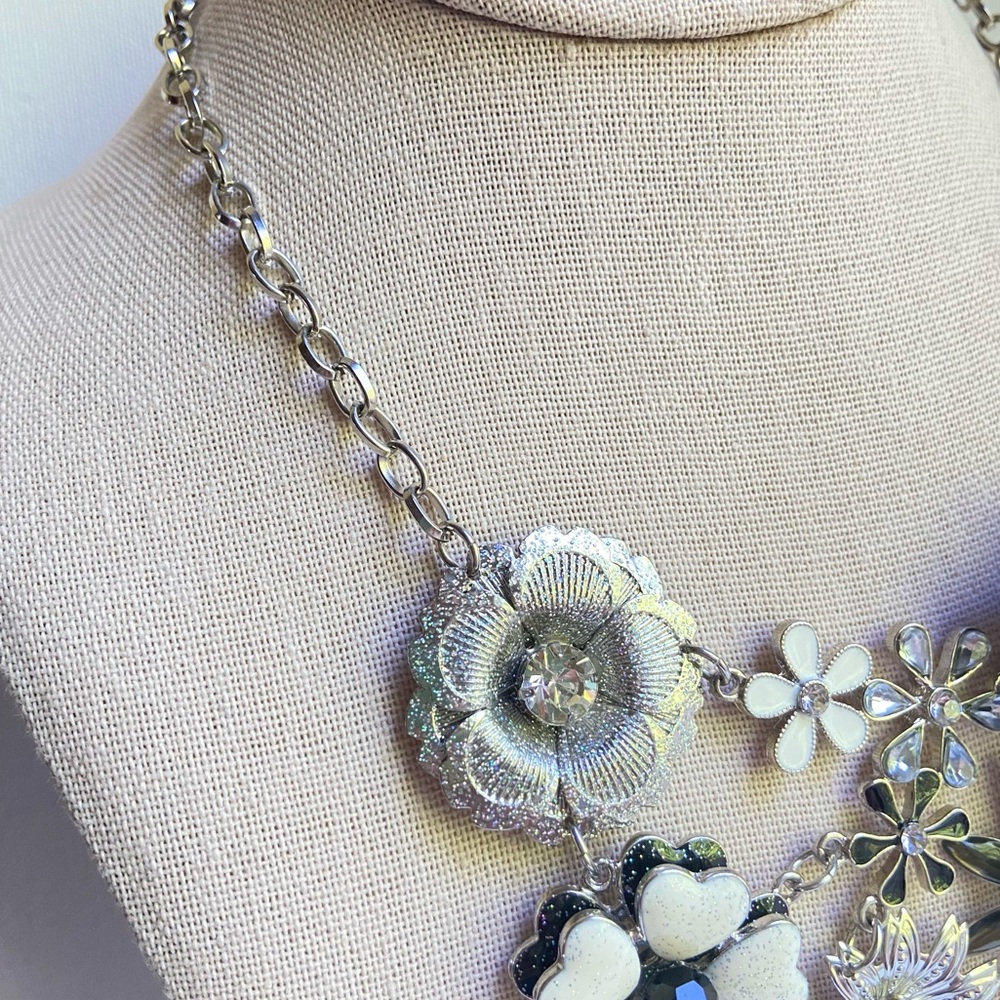 Black and white floral bib statement necklace in lightweight silvertone metal - Picture 3 of 9